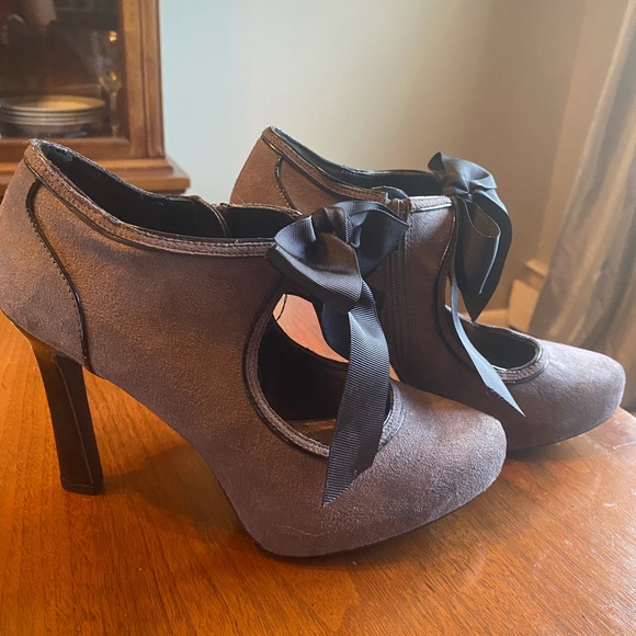 #3. Size 7, 4 inch Grey heels with black bow - Picture 2 of 5